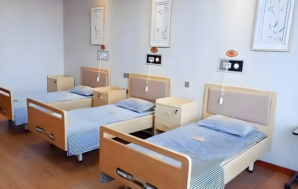 大学生入深圳户口要多少钱_姜文被困在一个什么东西里 姜文被困编辑责任：张建利