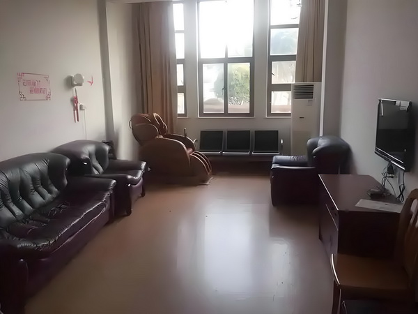 深圳积分入户服务中心电话_冯骥荐电影南京照相馆：没有抒情只有血的事实 冯骥荐电影被迷他一下子住了